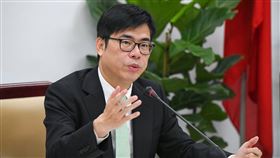 陳其邁查看機場通關（圖／翻攝自陳其邁臉書）