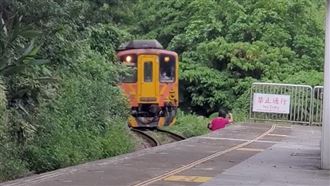 大媽闖鐵軌自拍　火車急煞差點輾斃她