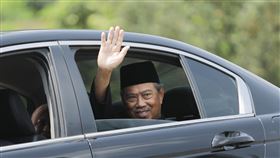 慕尤丁宣誓出任馬來西亞首相馬來西亞土著團結黨主席慕尤丁1日在國家元首前宣誓成為馬來西亞第8任首相，圖為慕尤丁（Muhyiddin Yassin）1日在國家皇宮外向守候媒體揮手致意。中央社記者黃自強吉隆坡攝　109年3月1日