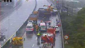 拖吊車遭砂石車追撞！7車連撞4人傷