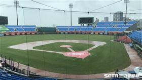 ▲桃園棒球場積水。（圖／記者黃泓哲攝影）