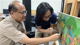 畫作缺陷辨識系統獲烏克蘭發明展金牌正修科大教授施松村（左）與亞太文化資產保存修復新創科技研究中心成員李益成（右）等人共同發明「畫作缺陷辨識系統」，可提高修復師檢視畫作的效率，獲烏克蘭發明展金牌。（中華創新發明學會提供）中央社記者許秩維傳真　109年9月27日