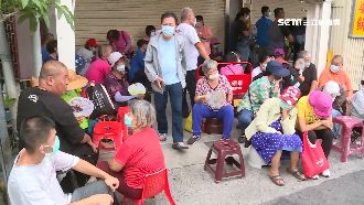 卡位代購蛋黃酥　老闆娘怒：這裡清空