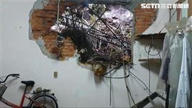 基隆市中山區中山一路土石坍方，巨石衝入民宅內。（圖／翻攝畫面）