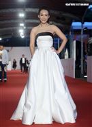 第55屆金鐘獎星光大道明星爭豔李又汝。（記者邱榮吉、林聖凱/攝影）