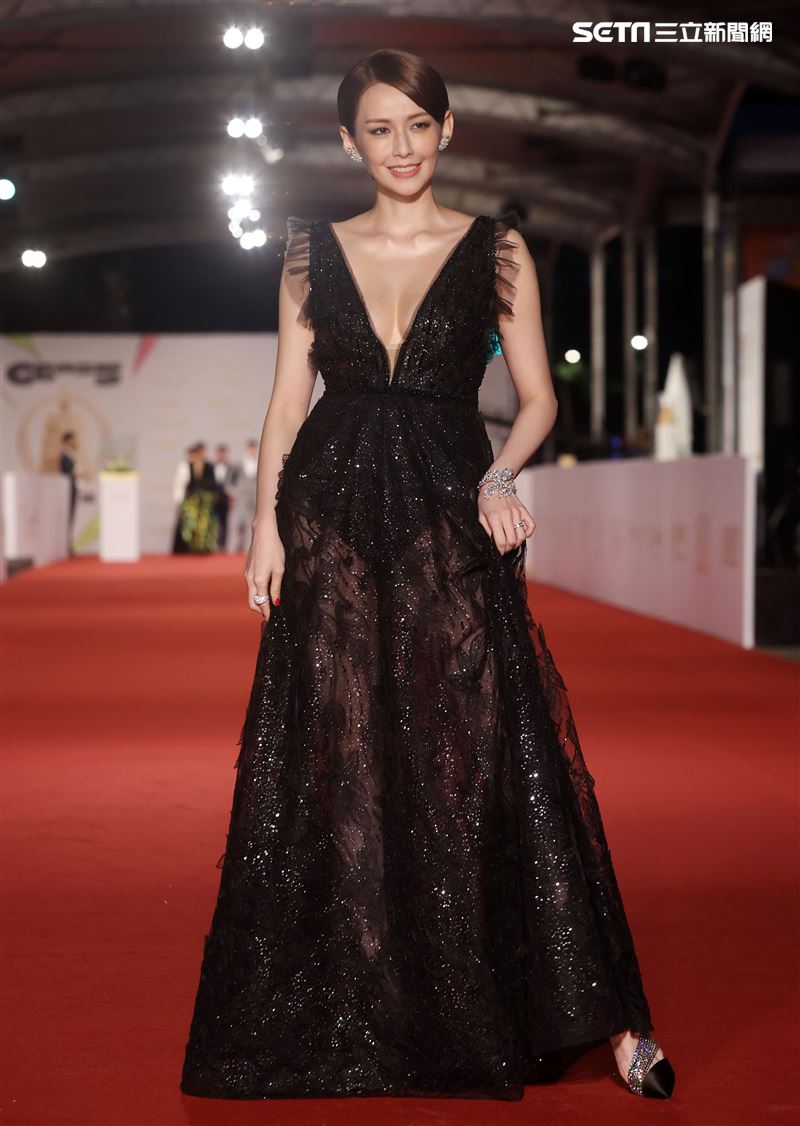 第55屆金鐘獎星光大道明星爭豔袁艾菲。（記者邱榮吉、林聖凱/攝影）
