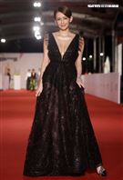 第55屆金鐘獎星光大道明星爭豔袁艾菲。（記者邱榮吉、林聖凱/攝影）