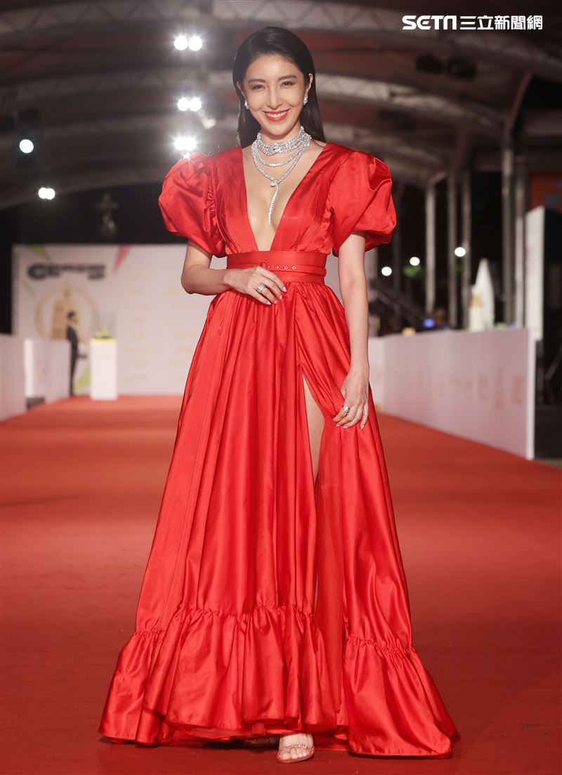 第55屆金鐘獎星光大道明星爭豔楊謹華。（記者邱榮吉、林聖凱/攝影）
