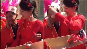 公公婚禮直揉兒媳胸！眾起鬨問「軟還硬」…2分半影片曝光（圖／翻攝自微博）