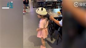 中國,廣東,餐廳,女兒,桌子,暖心（圖／翻攝自燃新聞視頻）