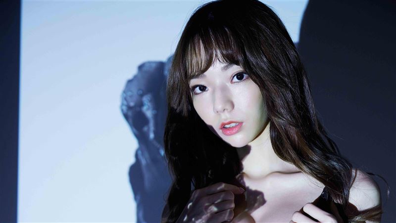 青筋奶女神也脫了　辣照外流引暴動