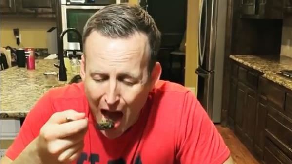 連吃狗食1個月　他竟出現驚人變化