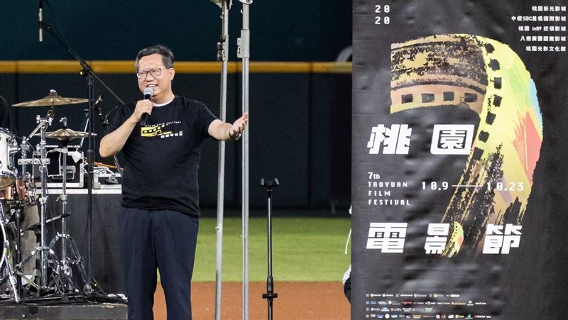 球場嘉賓驚喜現身！鄭文燦揹吉他加入