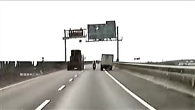 路肩超車撞重機！水產行13字嗆重機不讓路　被洗版道歉了（圖／翻攝自爆料公社）