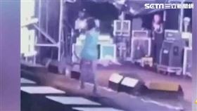 舞台懸空蓋黑布 兩歌手唱一半慘摔下台