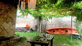 藝術游擊深入馬祖　江佩津以液體策展（1）　國立新竹生活美學館辦理文化交流計畫，以「藝術游擊」徵選青年藝術家分別於9、10月進駐馬祖，江佩津以文學創作串連海漂攝影、液態試瓶、影像策展，藉由在地採訪調查構築馬祖生活記憶。　中央社記者邱筠攝　109年9月27日