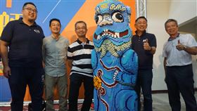 國際樂高認證巧手　積木風獅爺金門亮相台灣唯一國際樂高認證師黃彥智（左3）以金門沙美后水頭風獅爺為對象，打造1比1等比率擬真積木風獅爺，27日在金沙鎮金東電影院亮相。中央社記者黃慧敏攝　109年9月27日