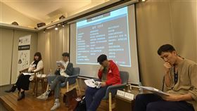 台北詩歌節講座　香港詩人著眼社會變遷台北詩歌節「傘、硝煙和詩的日常」講座27日晚間在紀州庵文學森林舉行，邀請香港詩人廖偉棠（右2）與2名香港青年沐羽（左2）、黃衍仁（右1）共同座談，並由台灣作家顏訥（左1）談香港的詩人與詩，以及香港社會現狀、過去歷史的連結。中央社記者陳秉弘攝　109年9月27日