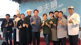 基隆漁夫鍋熱騰騰出爐　林右昌盼傳遞幸福與溫暖基隆漁夫鍋競賽27日在碧砂漁港舉行決賽，市長林右昌（中）親自頒獎給前3名，希望透過溫暖的漁夫鍋，注入滿滿的基隆人情味，把感動與幸福傳遞給遊客。中央社記者王朝鈺攝　109年9月27日