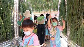 兒童過蔥門拔蔥　盼增長智慧高雄市紀念至聖先師孔子2570週年誕辰，釋奠典禮28日上午在左營孔廟登場，一群幼稚園的小朋友參加祭孔典禮後也來「過蔥門」拔蔥，盼增長智慧變聰明。中央社記者王淑芬攝　109年9月28日