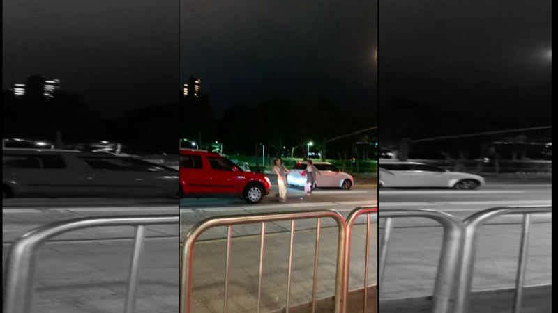 傻眼！2妙齡女紅燈間隙下車「狂舞」