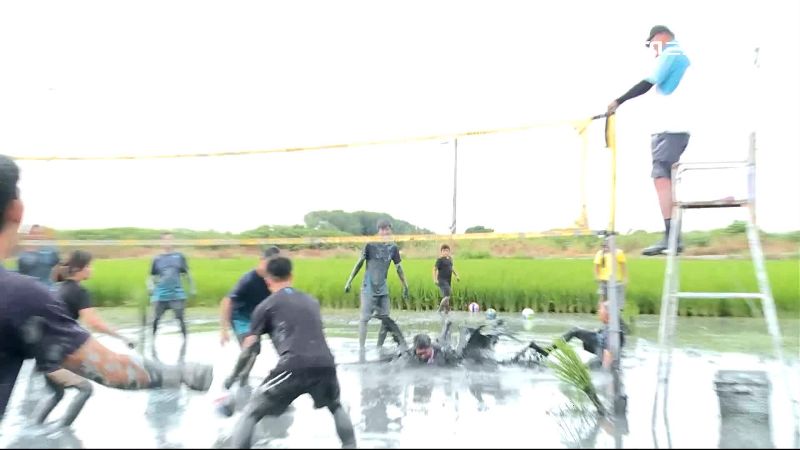 百人報名水田打排球　民眾渾身泥嗨翻