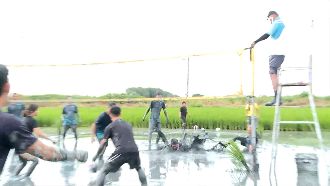 百人報名水田打排球　民眾渾身泥嗨翻
