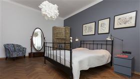 鏡子對床 室內設計(圖/翻攝自Pixabay)