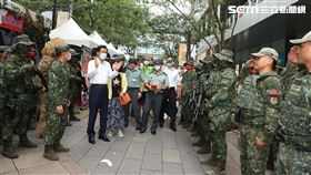 國防部長嚴德發巡視陸海空各攤位，犒賞加菜金尉勞辛苦的國軍弟兄。（記者邱榮吉/攝影）