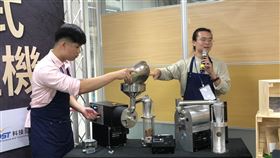 清大團隊秀研究成果 解釋烘豆機使用流程科技部於28日舉行研究成果記者會，清大團隊展示研發的「同軸旋轉式微波烘豆機」。團隊成員、同時也是波豆業務經理邱柏諺（右）、專案工程師郭奐均（左）現場解釋使用流程。中央社記者蘇思云攝 109年9月28日