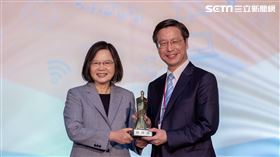 蔡英文出席「109年師鐸獎、教育奉獻獎及資深優良教師表揚大會」。（圖／總統府提供）