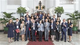 蔡英文頒發第1000張就業金卡暨接見優秀持卡人。（圖／總統府提供）