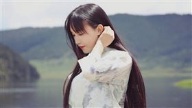 擁有大批粉絲的中國「農村網紅」李子柒（圖），捲入消費糾紛。消費者投訴在其品牌的螺螄粉中吃到美工刀片，因此受傷。（圖取自facebook.com/cnliziqi）