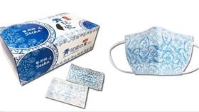 電商線上愛買市集再開賣新一波青花瓷口罩。（圖／業者提供）