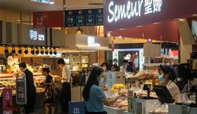 國發會28日宣布好消息，8月景氣燈號轉為代表景氣穩定的綠燈，綜合判斷分數也較上月大增5分、升至26分，且景氣領先、同時指標持續上升。（中央社檔案照片）