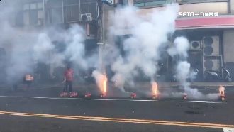 宮廟繞境放煙火！整條馬路霧茫茫