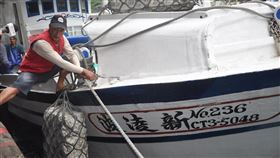 蘇澳漁船遭日公務船衝撞　船長批罔顧人命蘇澳籍漁船「新凌波236」27日在釣魚台海域遭日本公務船衝撞，船長陳吉雄（圖）28日返港說，當時只是要進入釣魚台外海12浬內撿拾漁具，就在沒有被示警情況下遭撞，日方罔顧台灣漁民生命與財產安全。中央社記者沈如峰宜蘭縣攝　109年9月28日