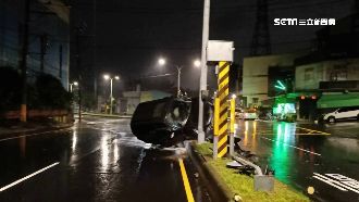 又酒駕！轎車過彎撞分隔島、駕駛骨折