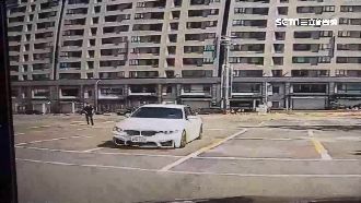 警開槍攔不住　紅燈轉彎駕駛拒檢衝撞