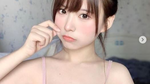 療癒系女孩居家自拍　背心竟炸青筋奶