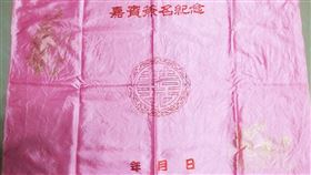 結婚簽名紀念布「文字蒸發」 真兇竞是婆婆 1.3萬網全（圖／翻攝自爆怨公社）