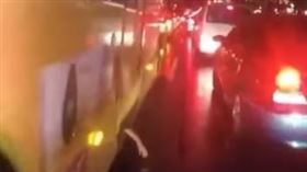 鬼手,公車,騎士,手機(翻攝自 靈異公社)