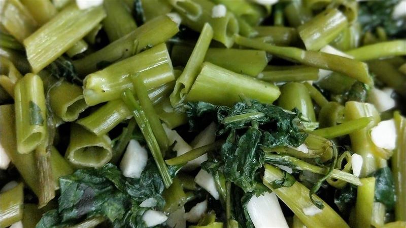 炒空心菜被嫌「梗太多」老饕點出原因