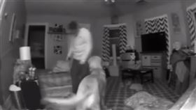 漢娜因為喝醉，走路搖晃快跌倒。（圖／翻攝自漢娜抖音） 