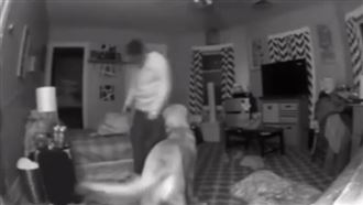 她喝醉快跌到　狗狗1系列動作網讚嘆