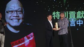 第11屆金漫獎　蕭言中獲頒特別貢獻獎第11屆金漫獎28日下午在台北舉行頒獎典禮，文化部長李永得（右2）頒發特別貢獻獎給資深漫畫家蕭言中（右），蕭言中表示，將站在原創漫畫最前線，繼續努力到最後一分一秒。中央社記者鄭傑文攝　109年9月28日