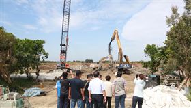 南市府稽查七股太陽能工地　逮中興電工擅自動工台南市政府相關局處及多名議員28日聯合稽查位於七股區的太陽能光電工地，發現中興電工擅自動工，逕自砍伐林木、未設圍籬，工地揚塵及未妥適清運廢棄物等，將依法處理。（台南市政府提供）中央社記者張榮祥台南傳真　109年9月28日