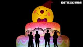 幾米以「如果我可以許一個願望」繪本概念，在碧潭打造全新創作月亮地景藝術裝置「向月亮許願」，於28日晚間點燈啟用，展期至12月31日。（圖／新北市觀旅局提供）

