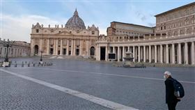 香港榮休樞機主教陳日君造訪羅馬求見教宗卻遭拒絕，義媒為他打抱不平，並直言對教廷的治理問題是很大的警訊。圖為陳日君在疫情期間前往教廷。（圖取自facebook.com/cardzen）