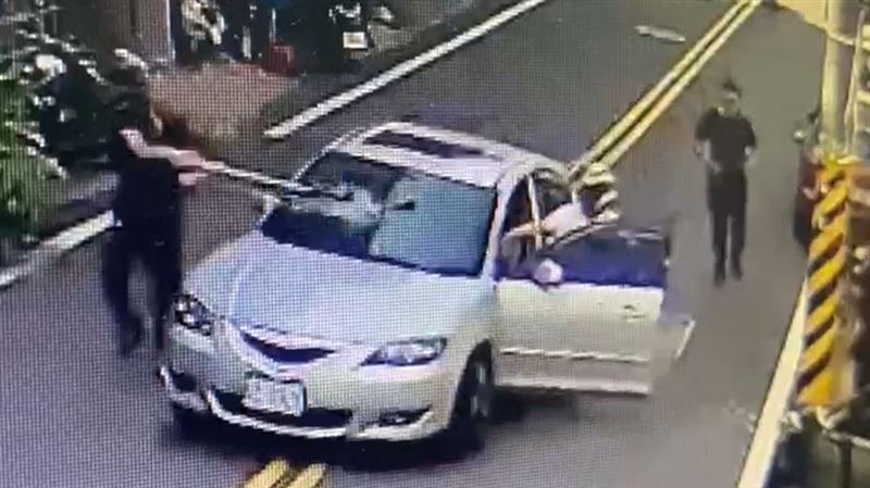 抓南投銀樓女賊　警遭拖行鄰棍棒圍堵